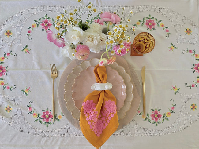 Set of 4 embroidered napkins mustard/pink