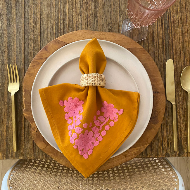 Set of 4 embroidered napkins mustard/pink