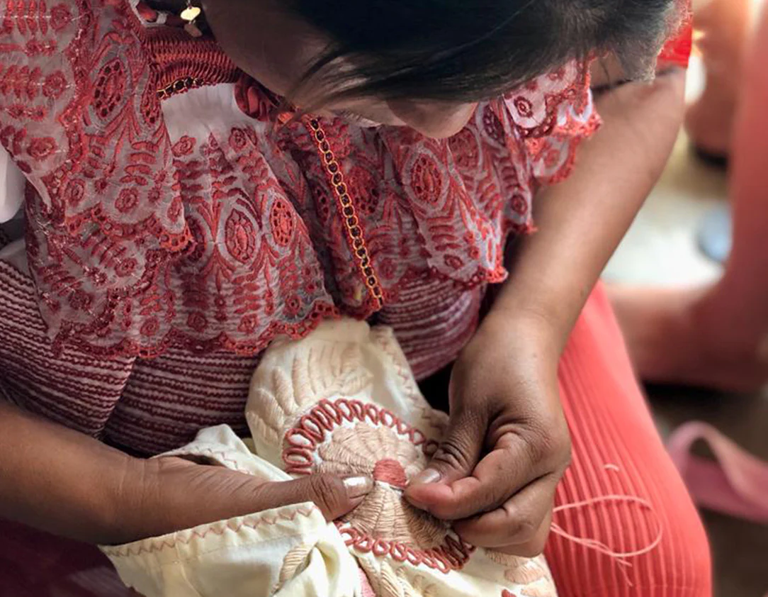 picture with hands of a woman making a runner in guatemala